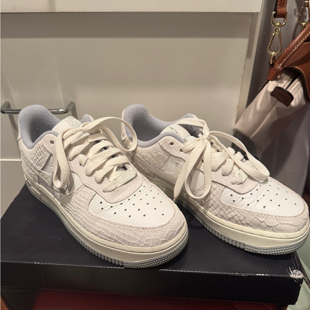 Nike women’s Air Force 1 07 size 5 grey